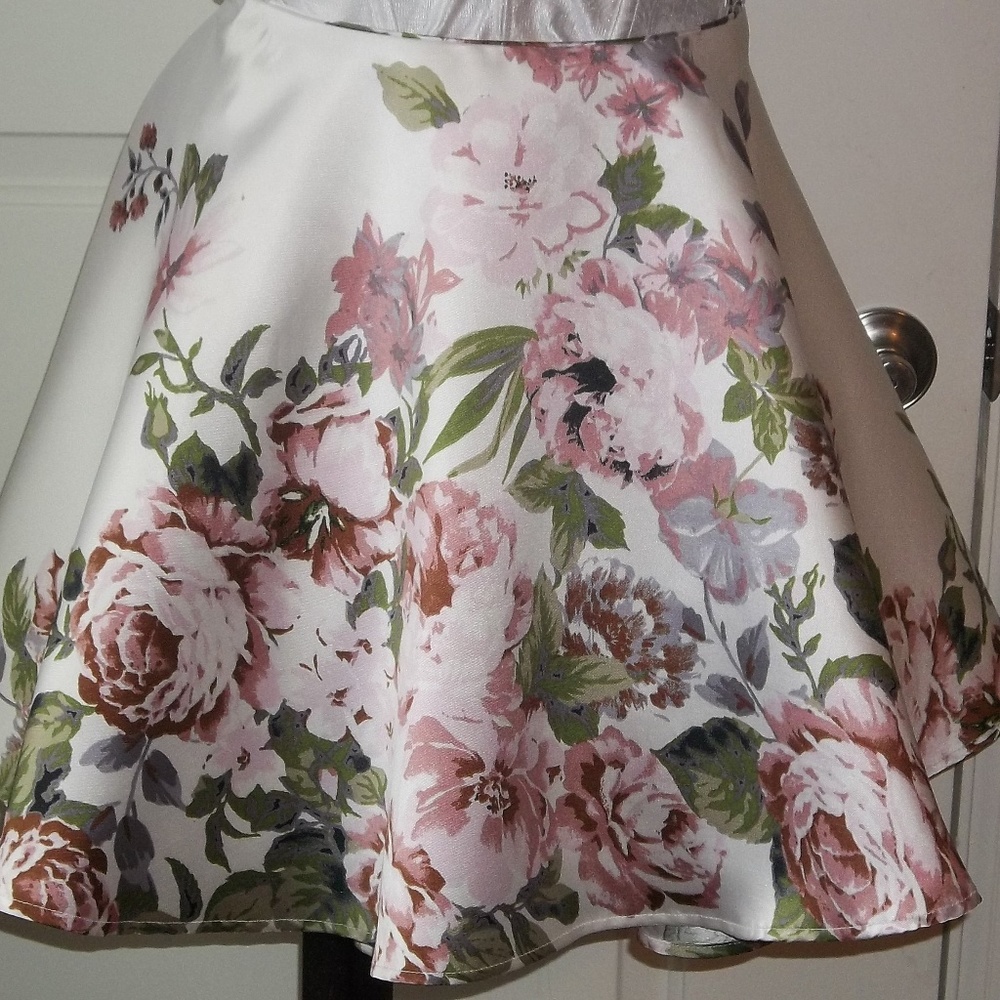 Juniors City Studio lined floral skirt Netting EUC